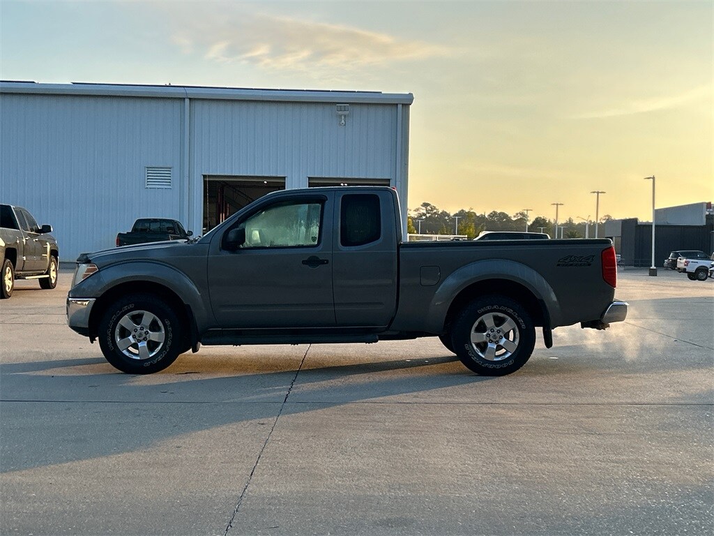 2009 Nissan Frontier SE photo 2