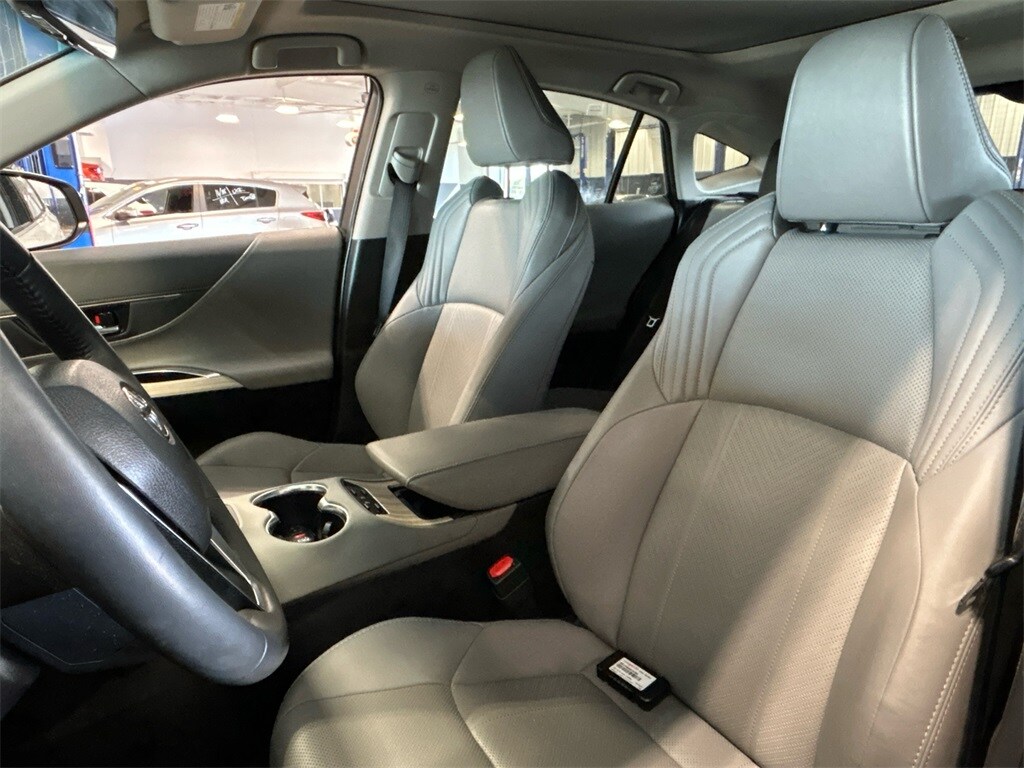 2022 Toyota Venza photo 2