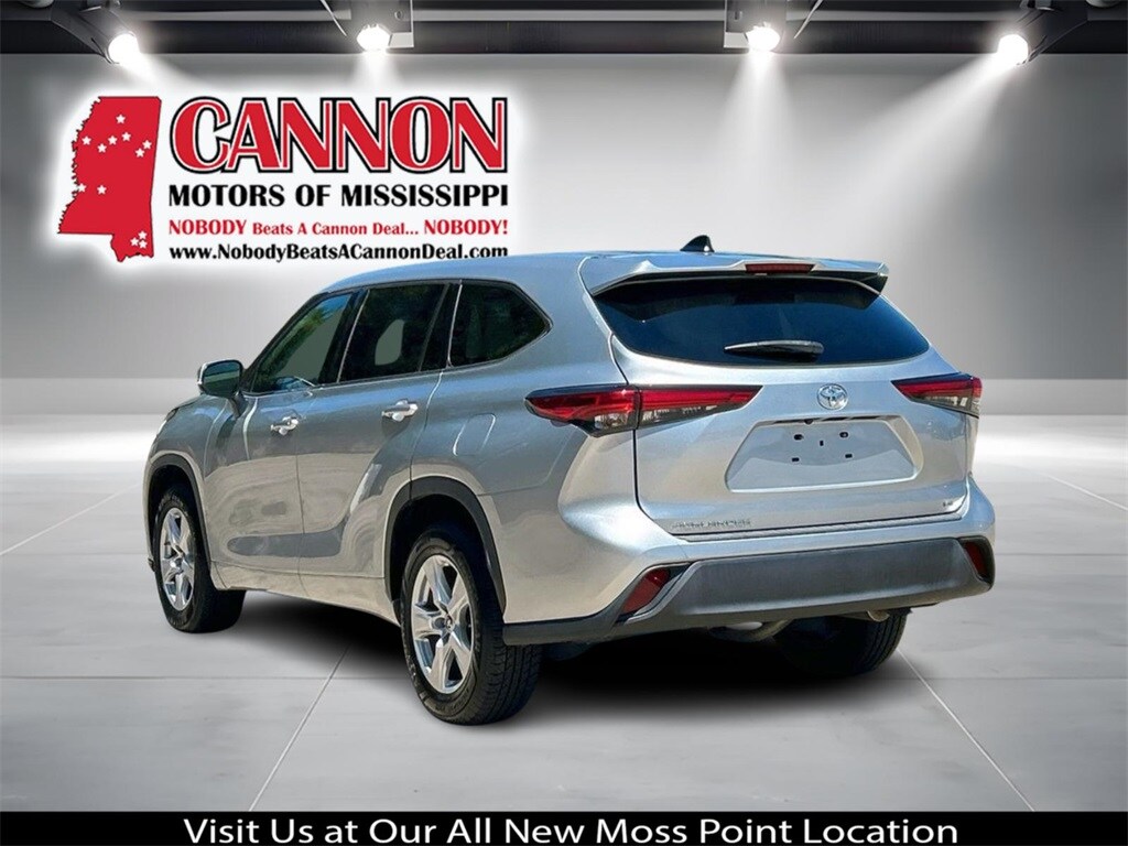2022 Toyota Highlander LE photo 2