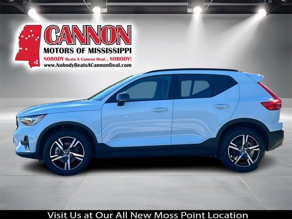 Used 2024 Volvo XC40 B5 Core SUV