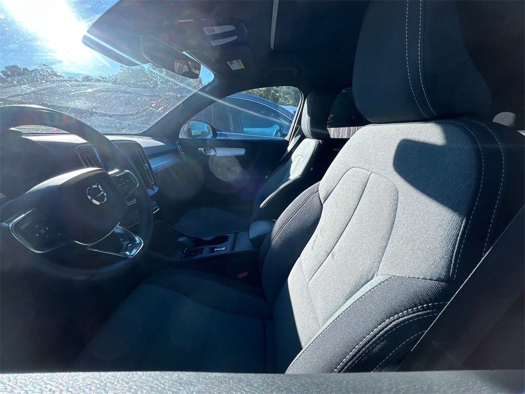 2024 Volvo XC40 Core photo 2