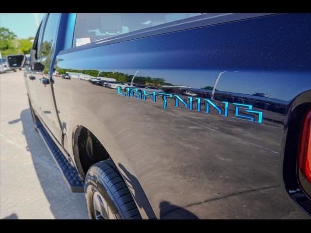 2025 Ford F-150 Lightning Flash - Photo 13