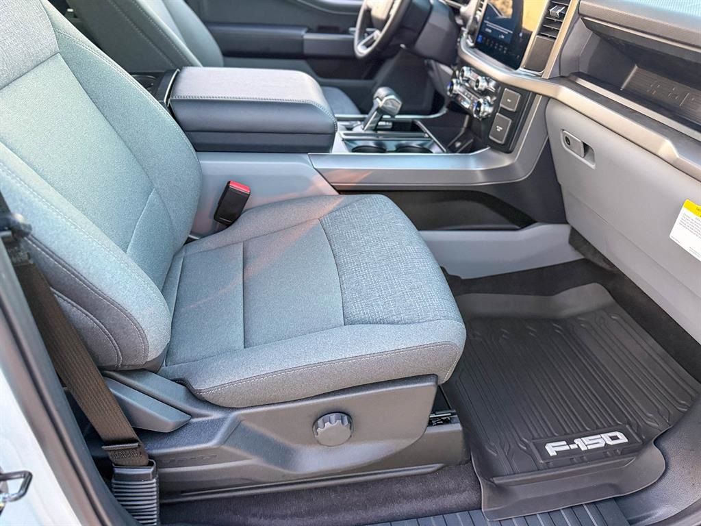 2025 Ford F-150 Lightning XLT - Photo 8