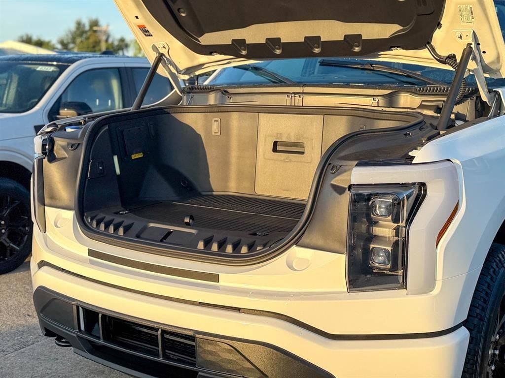 2025 Ford F-150 Lightning XLT - Photo 31