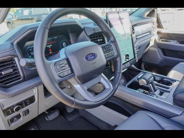 2025 Ford F-150 Lightning Flash - Photo 19