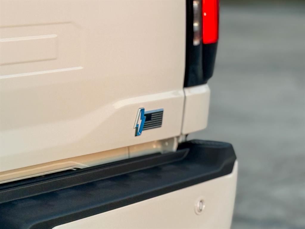 2025 Ford F-150 Lightning XLT - Photo 12