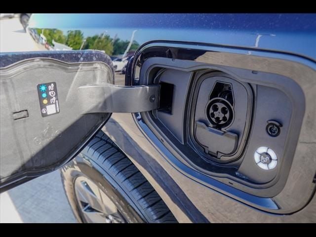 2025 Ford F-150 Lightning Flash - Photo 17