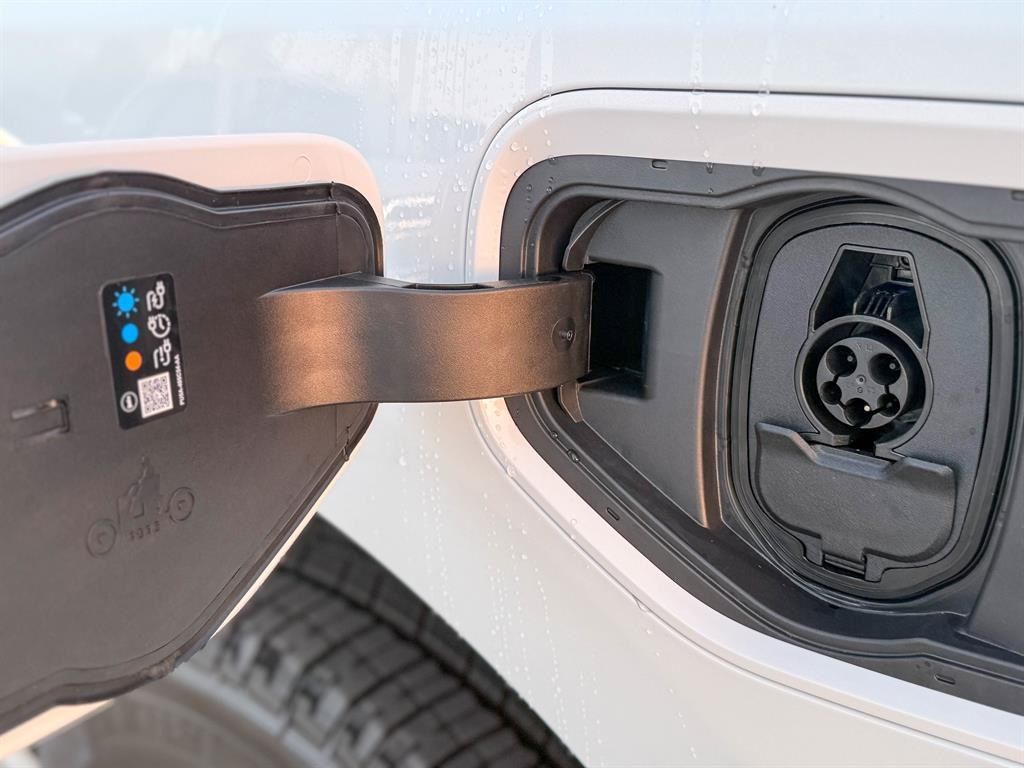 2025 Ford F-150 Lightning XLT - Photo 17
