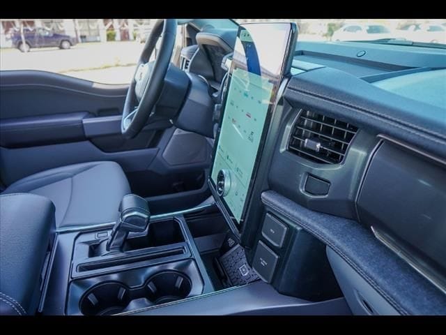 2025 Ford F-150 Lightning Flash - Photo 8