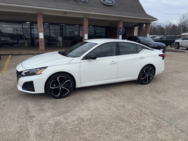 2024 Nissan Altima SR's photo