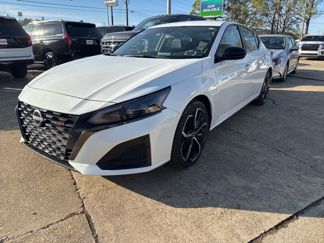 2024 Nissan Altima SR's photo