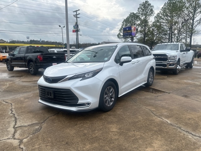 2024 Toyota Sienna XLE's photo