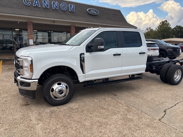 2026 Ford F-350 Super Duty Chassis Cab XL's photo
