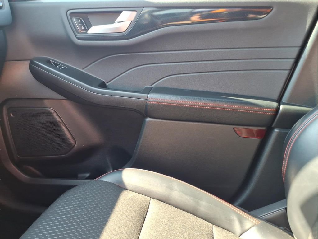 2025 Ford Escape ST-Line Select - Photo 24