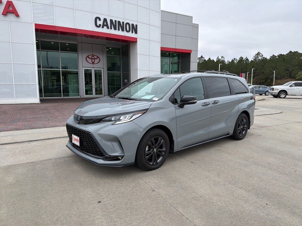 2025 Toyota Sienna XSE photo 2