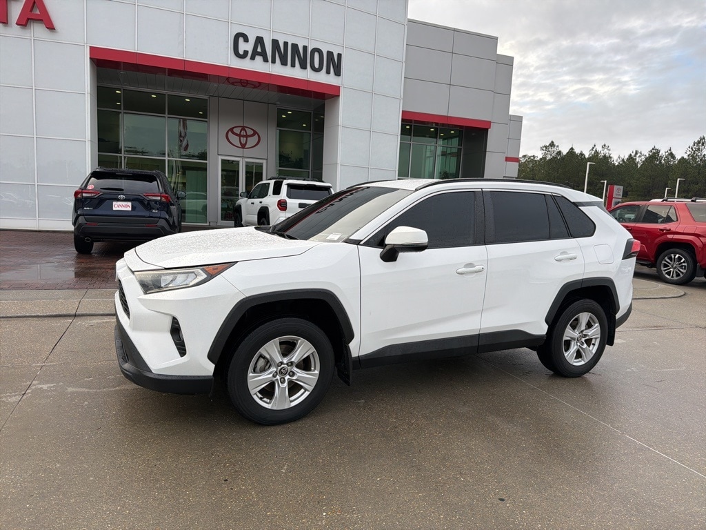 2021 Toyota RAV4 XLE's photo
