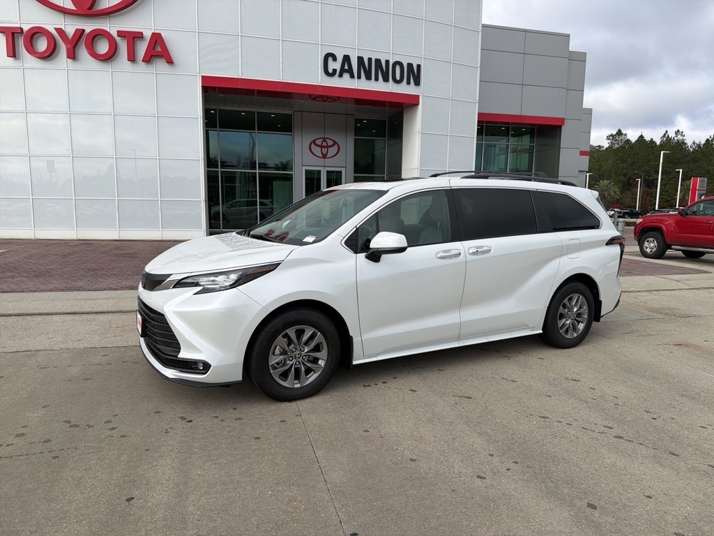 Used 2025 Toyota Sienna XLE Minivan/Van