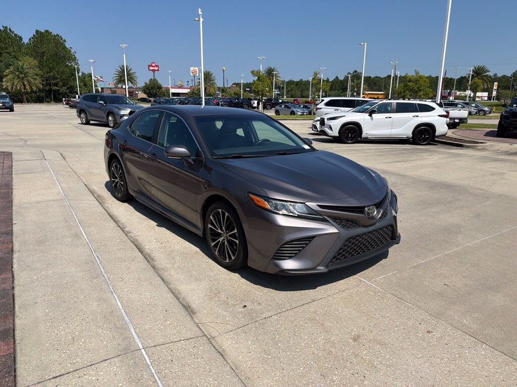 Used 2020 Toyota Camry SE Sedan