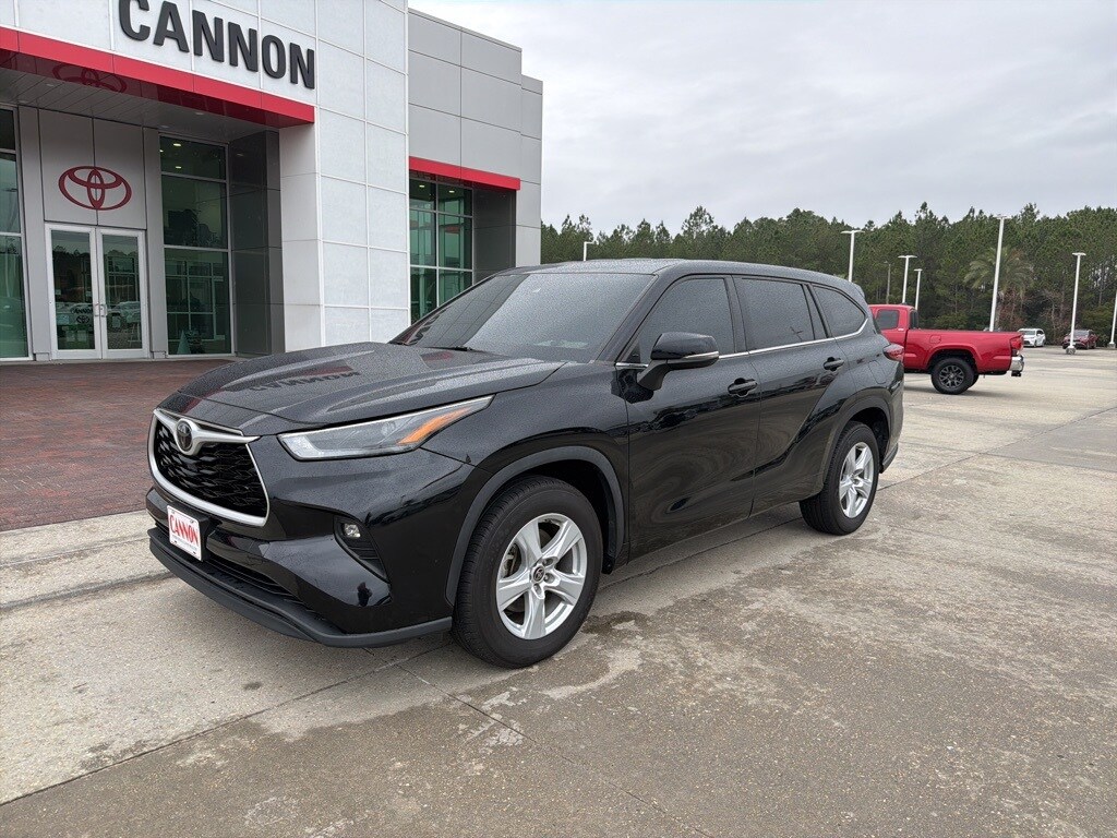 2022 Toyota Highlander LE photo 2