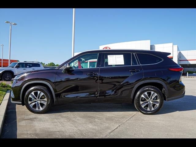 Used 2022 Toyota Highlander XLE with VIN 5TDGZRAH8NS106410 for sale in Moss Point, MS