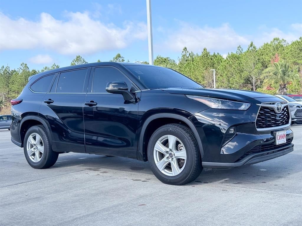 Used 2022 Toyota Highlander LE SUV