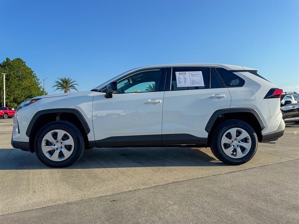 2025 Toyota RAV4 LE photo 4