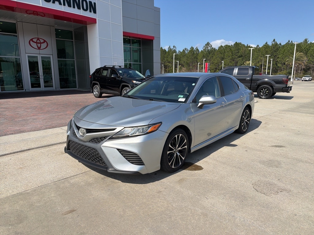 Used 2018 Toyota Camry SE with VIN 4T1B11HK0JU055054 for sale in Jackson, MS