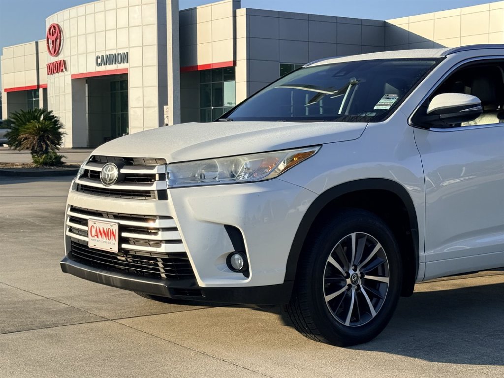 Used 2018 Toyota Highlander XLE with VIN 5TDKZRFH0JS537000 for sale in Moss Point, MS