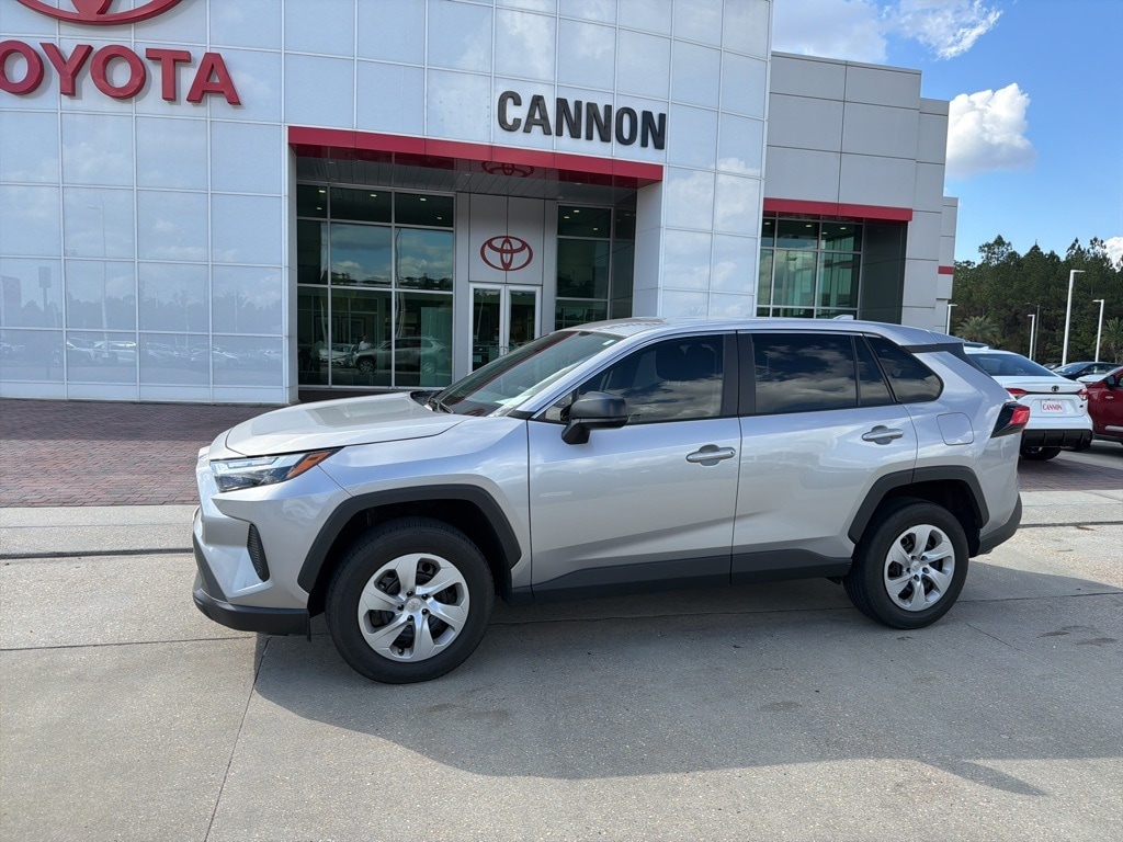 2023 Toyota RAV4 LE's photo