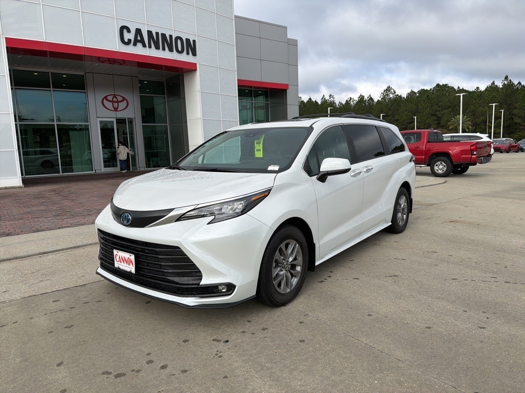 Used 2025 Toyota Sienna XLE Minivan/Van