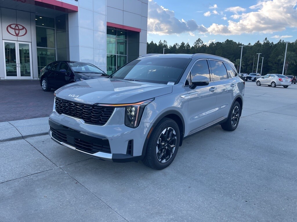2025 Kia Sorento S photo 2
