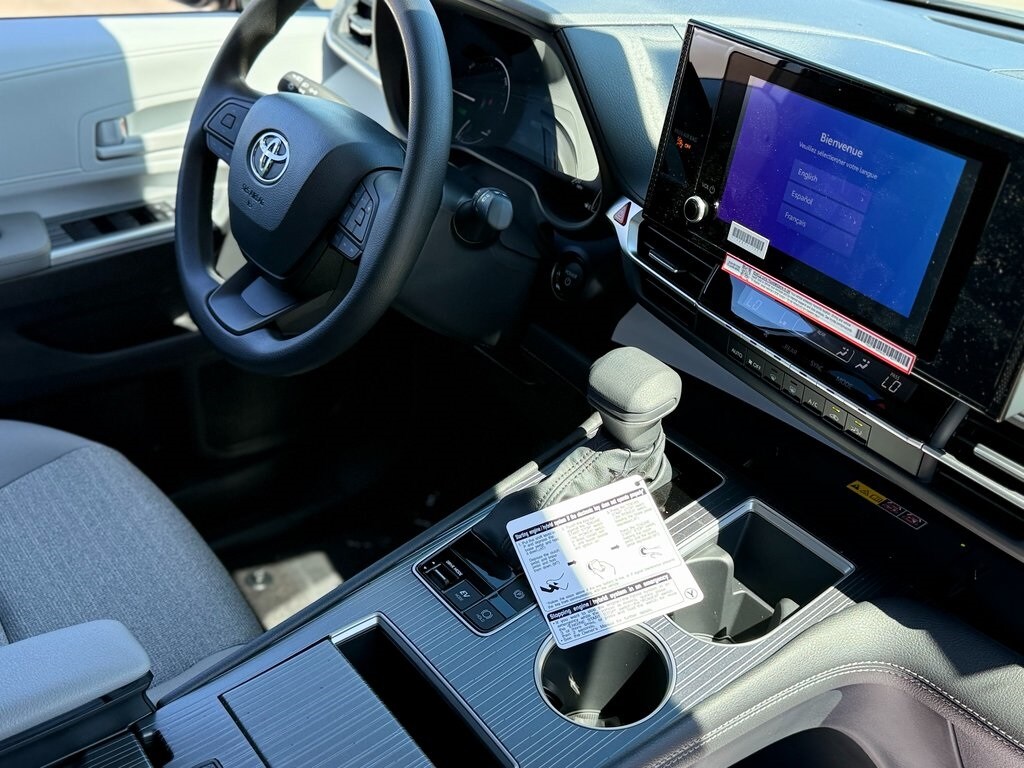 2025 Toyota Sienna LE photo 3
