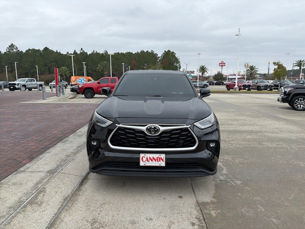 2022 Toyota Highlander LE photo 3