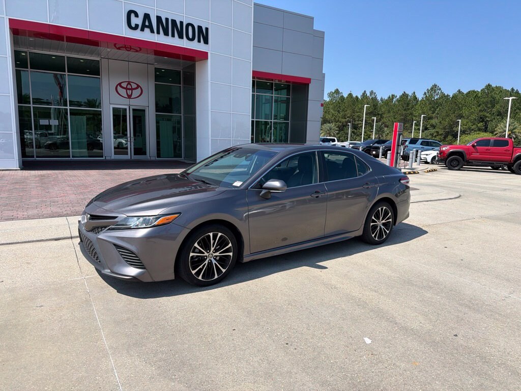 Used 2020 Toyota Camry SE Sedan
