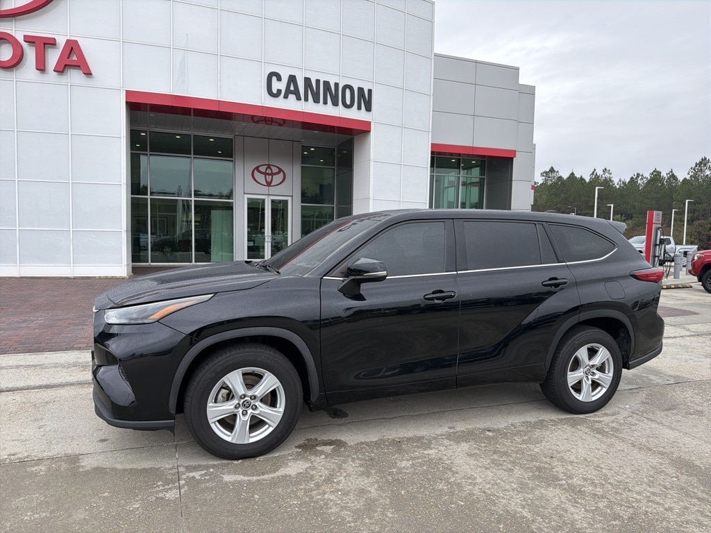Used 2022 Toyota Highlander LE SUV
