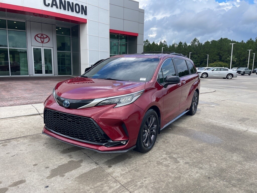 2022 Toyota Sienna XSE photo 2
