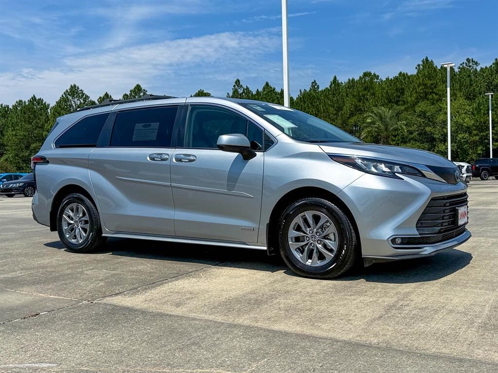 2021 Toyota Sienna XLE photo 3
