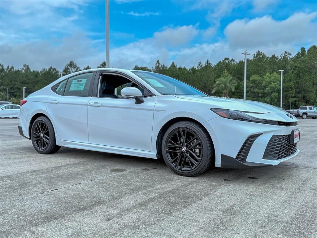 2025 Toyota Camry SE photo 3