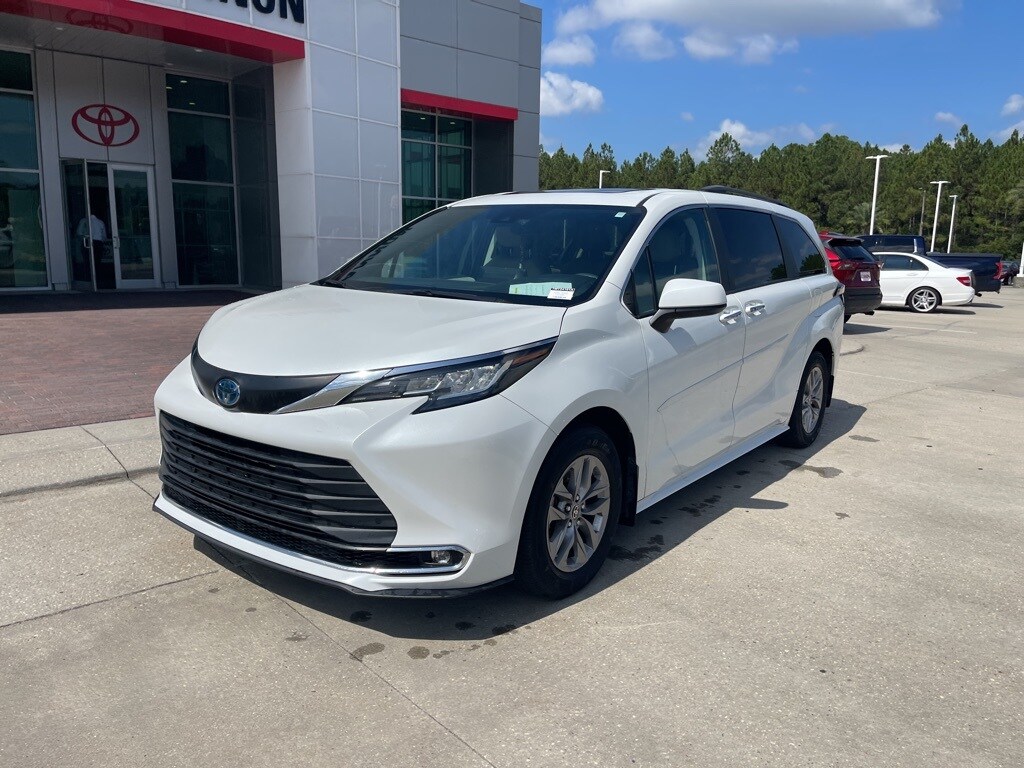 2023 Toyota Sienna XLE photo 2