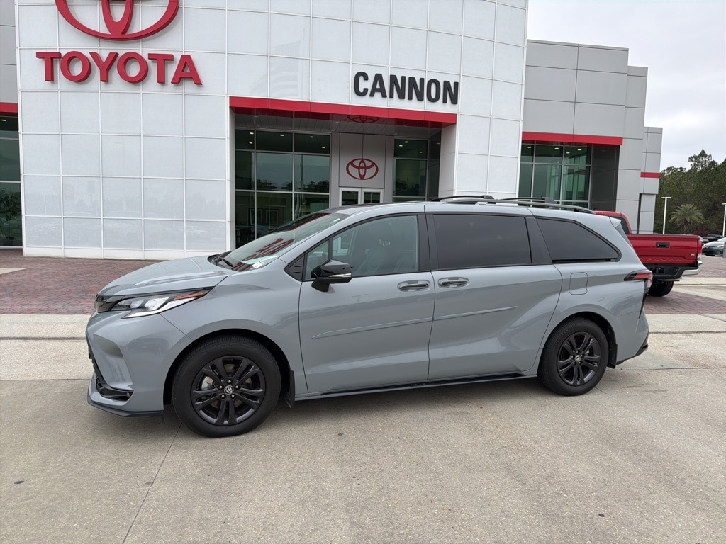 2025 Toyota Sienna XSE's photo