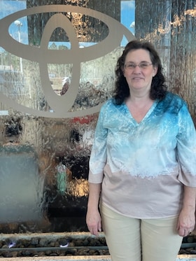 Staff member Robin Sanders from ID_e49289156fce