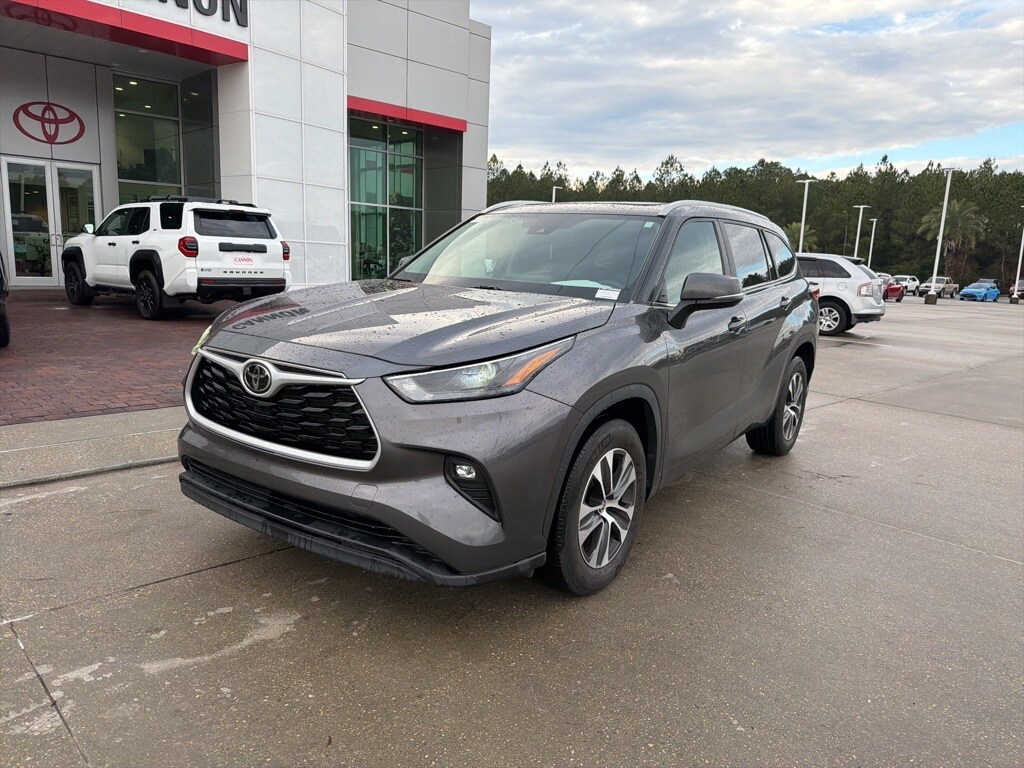 2023 Toyota Highlander XLE photo 2