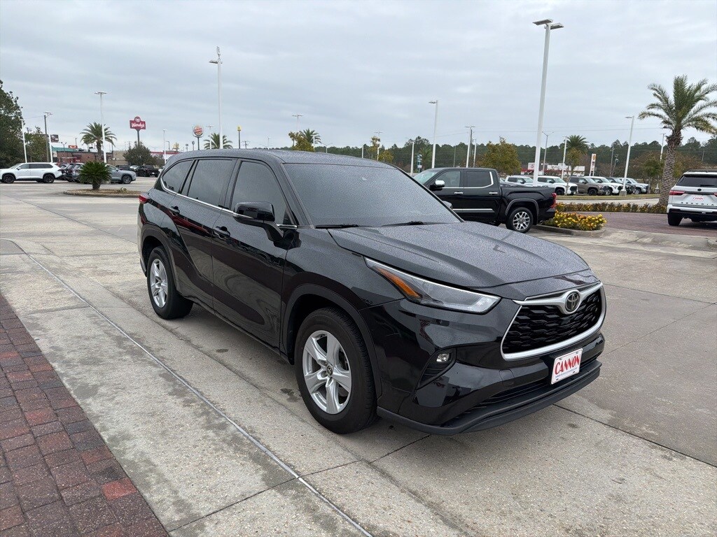 2022 Toyota Highlander LE photo 4