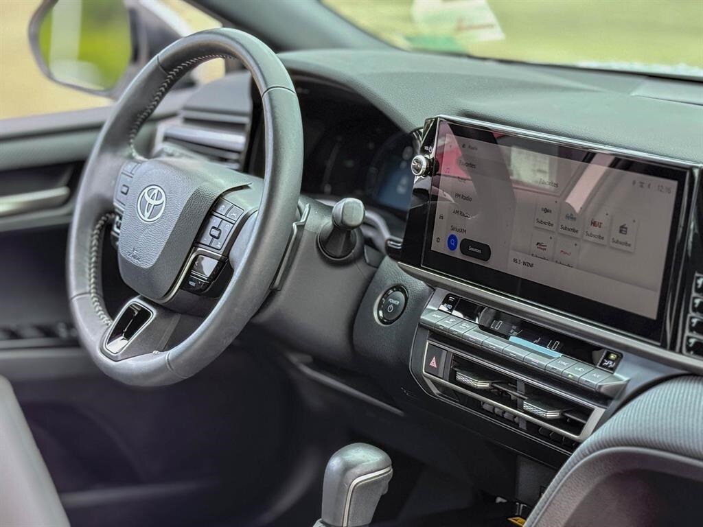 2025 Toyota Camry SE photo 4