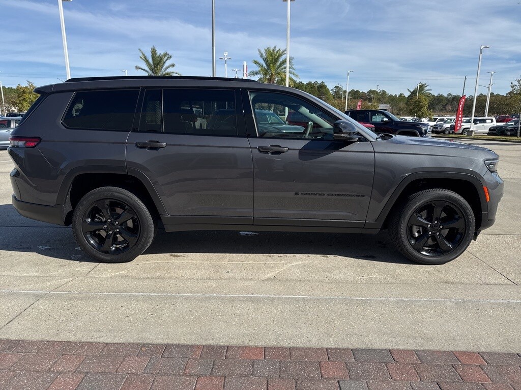 2023 Jeep Grand Cherokee Altitude photo 2