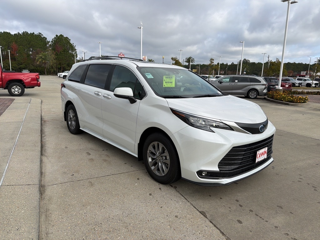 Used 2025 Toyota Sienna XLE Minivan/Van