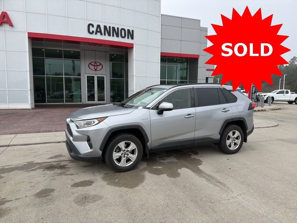 2020 Toyota RAV4 XLE's photo