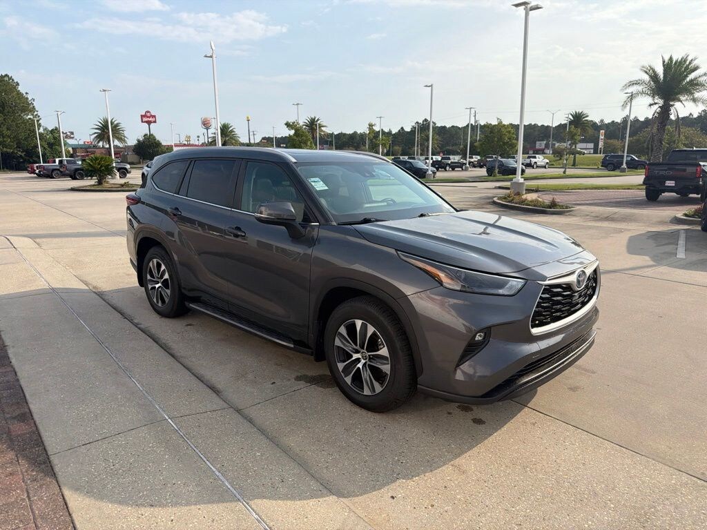 Used 2024 Toyota Highlander Hybrid XLE SUV