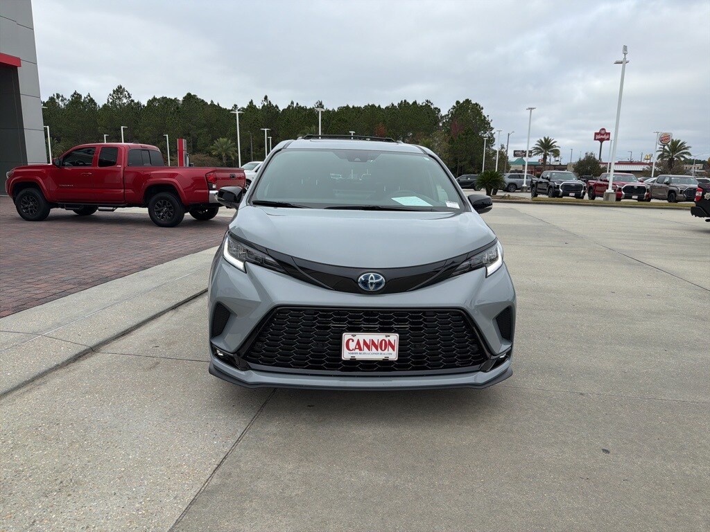 2025 Toyota Sienna XSE photo 3