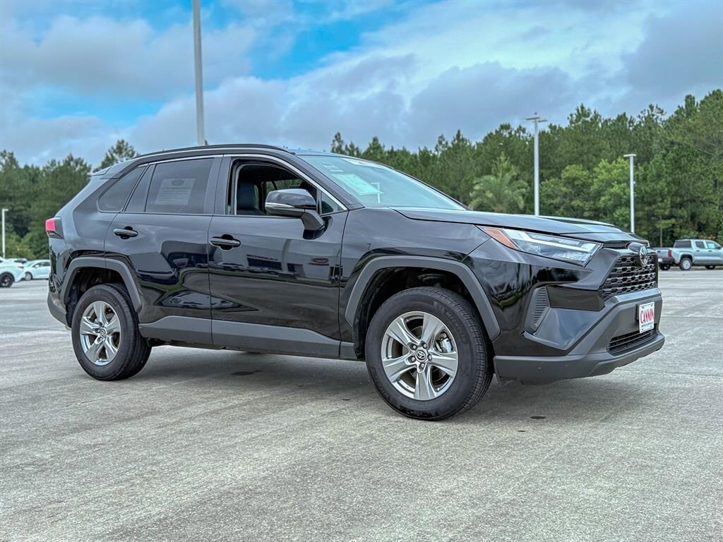 2024 Toyota RAV4 XLE photo 3